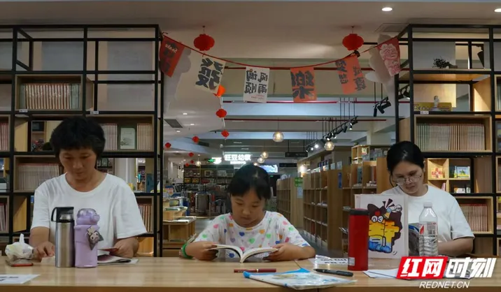 湘潭市新华书店迎来暑假“读书潮”